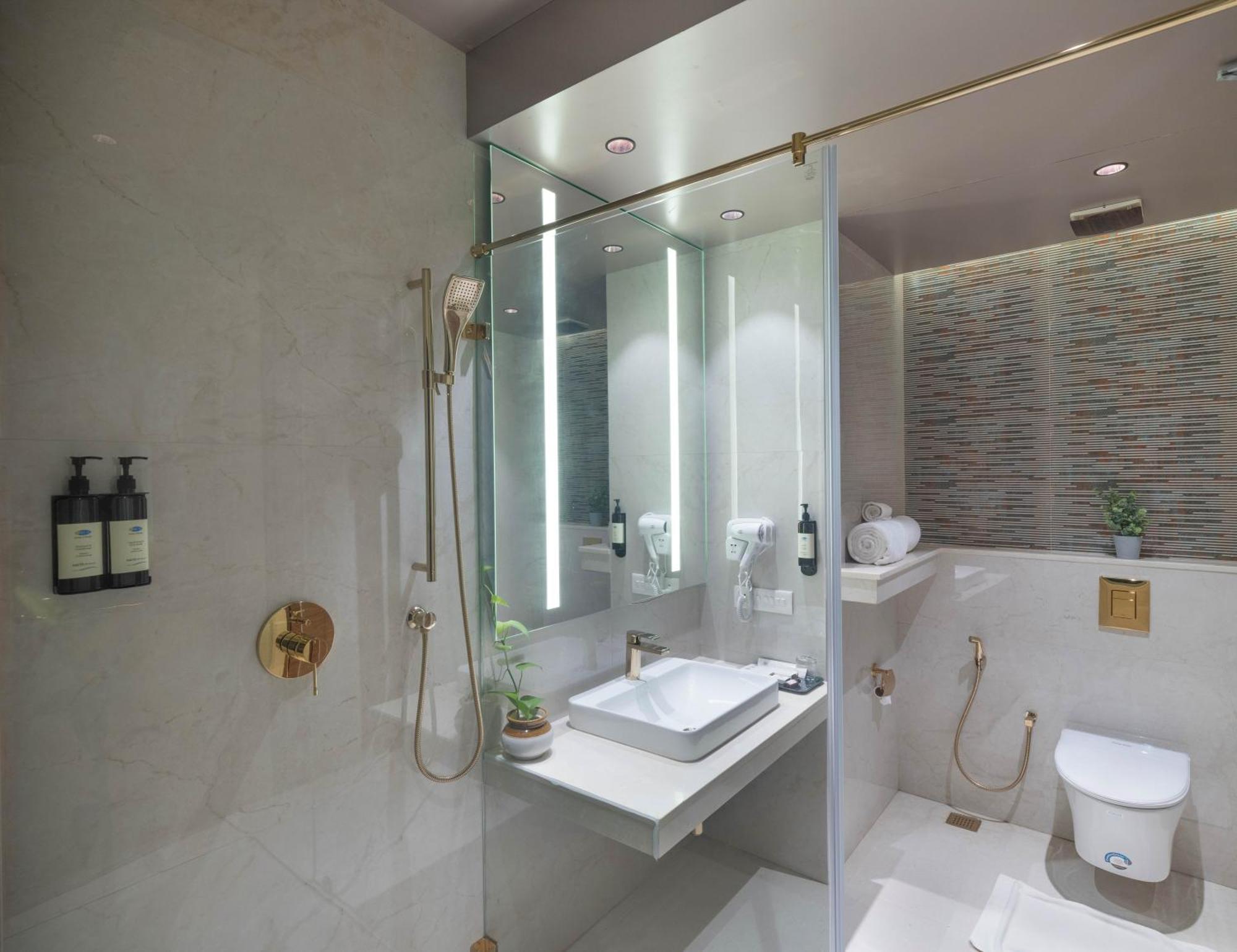 Uday Suites - The Airport Hotel Thiruvananthapuram Εξωτερικό φωτογραφία